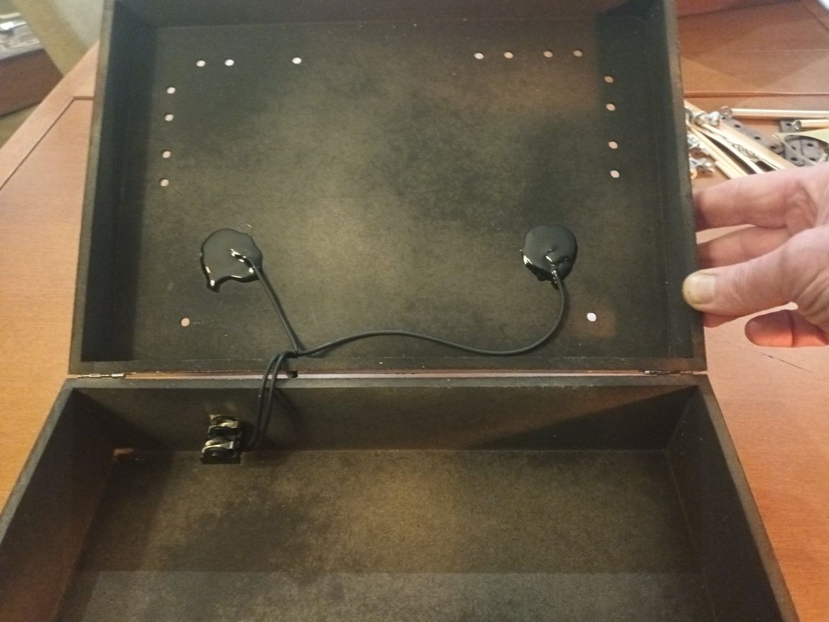 Interior da caixa com os dois piezos colados e o cabo ligado à saída de áudio.